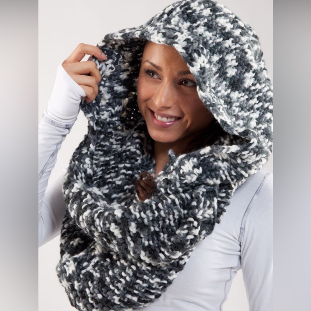 Lululumon Hickey Hider Scarf